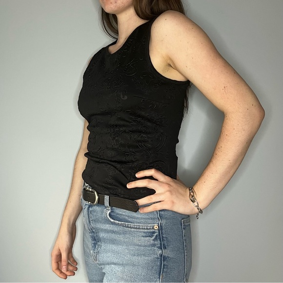 Fitted Sleeveless Regal Print Top in Black - Picture 2 of 6